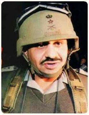 قائد الجيش السعودي الماريشال خالد بن سلطان بن عبد العزيز مرتديا زيا قتاليا