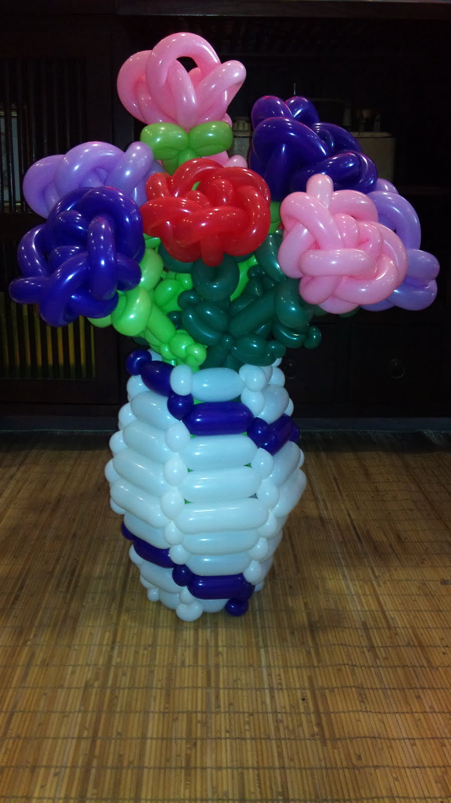 Balloon decorations for weddings, birthday parties, balloon sculptures