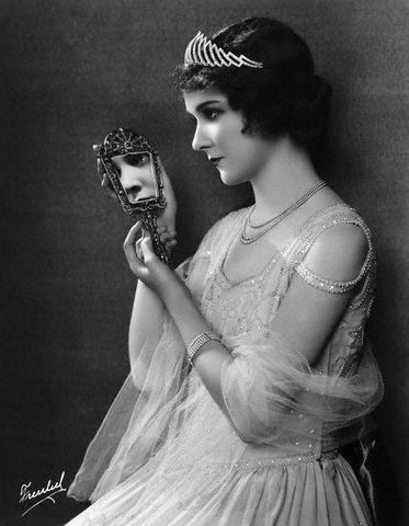 [1920s+lady+holding+hand+mirror+-+ShopCurious.jpg]