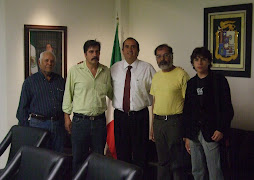 gabriel arellano en reunión con productores de queso.