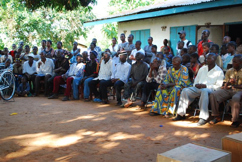 [An+expectant+crowd.JPG]