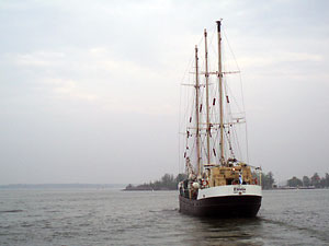 [ship_leaving.jpg]