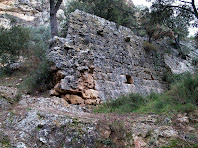 Paret roquera de les antigues muralles de la Roca al congost de les Valls