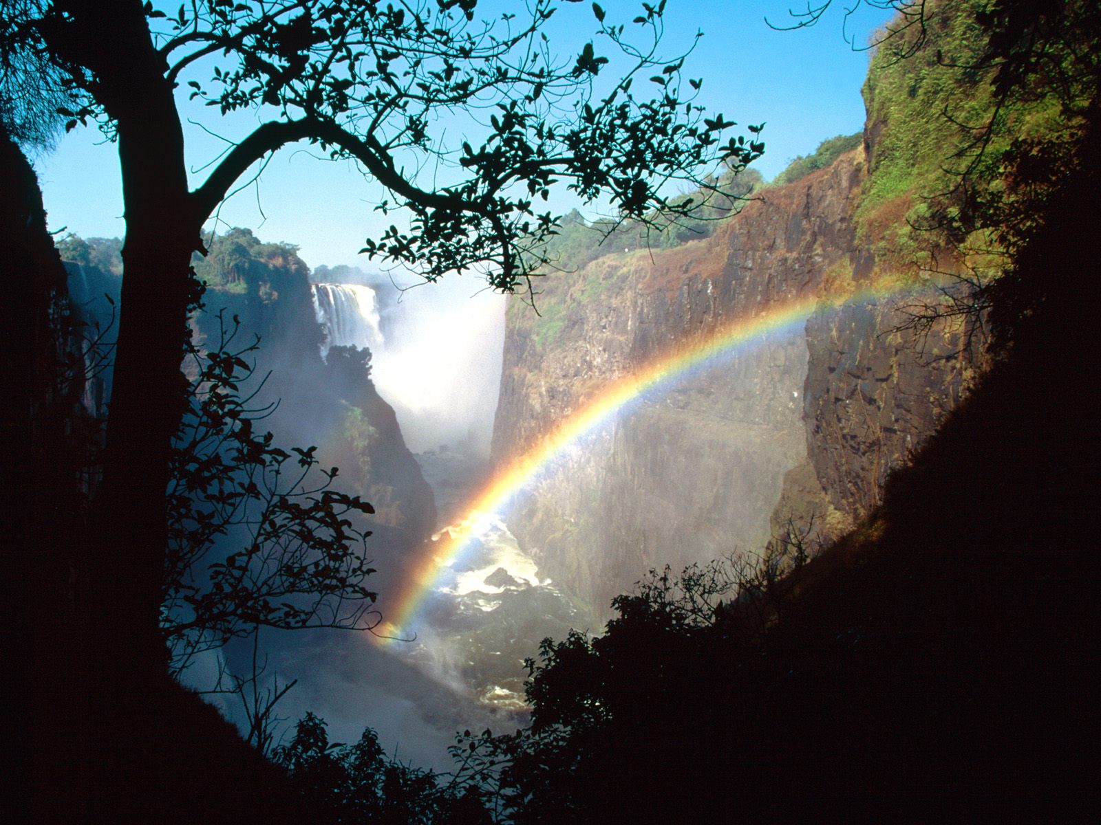 [Victoria_Falls_RainbowM_Zimbabwe_orig.jpg]
