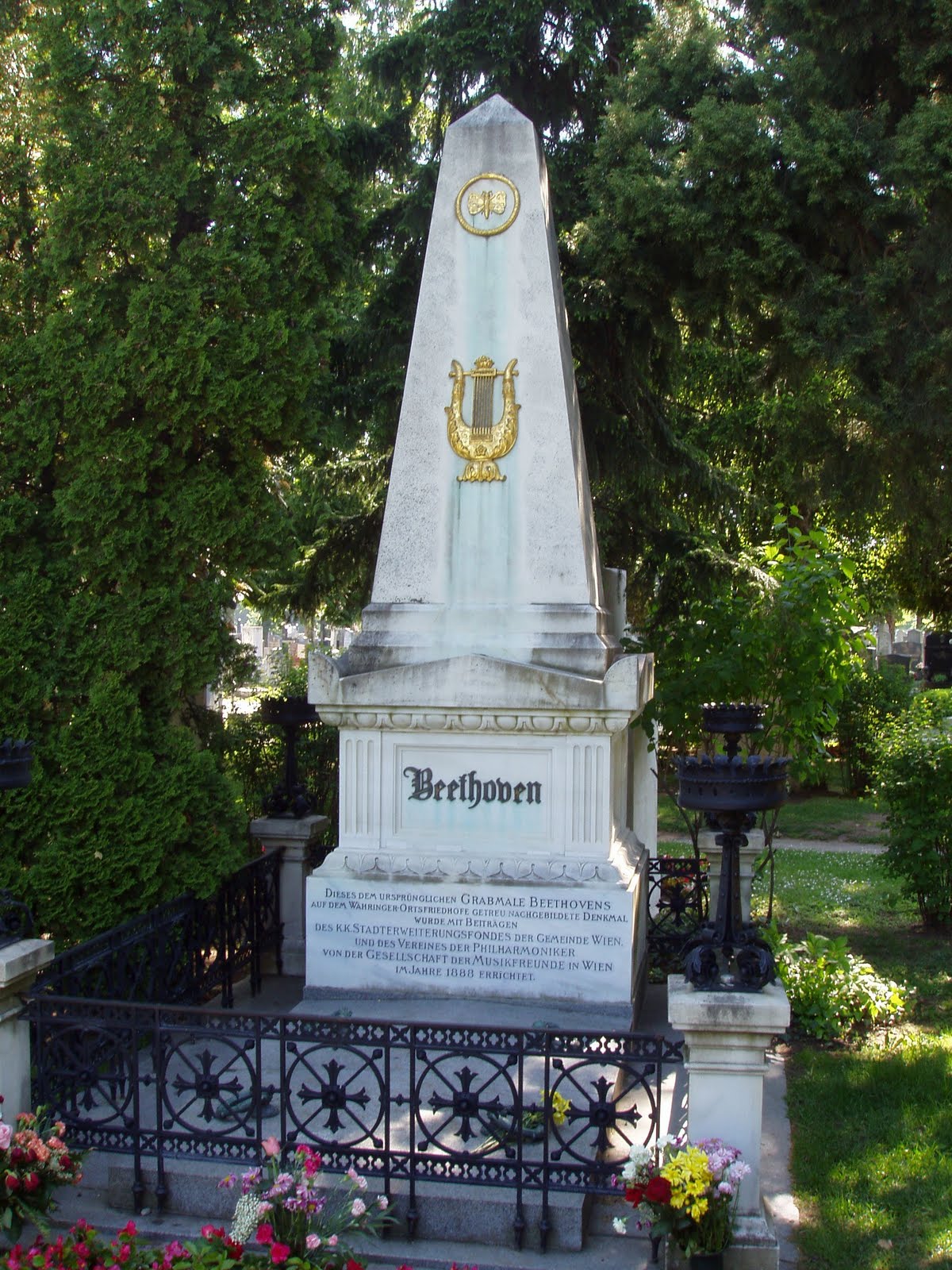 [Zentralfriedhof_Vienna_-_Beethoven.jpg]