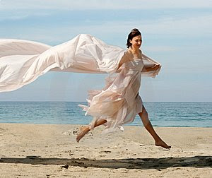 mujer-feliz-en-la-playa-thumb536793.jpg