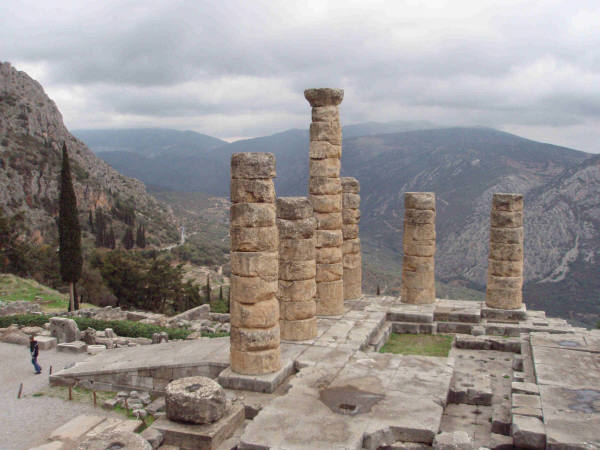 LA FUENTE CASTALIA: La pitonisa de Delfos estaba