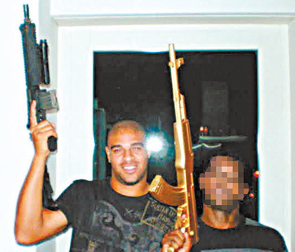 Adriano+arma.jpg