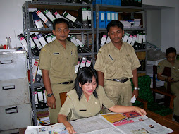 Mejeng sambil baca koran