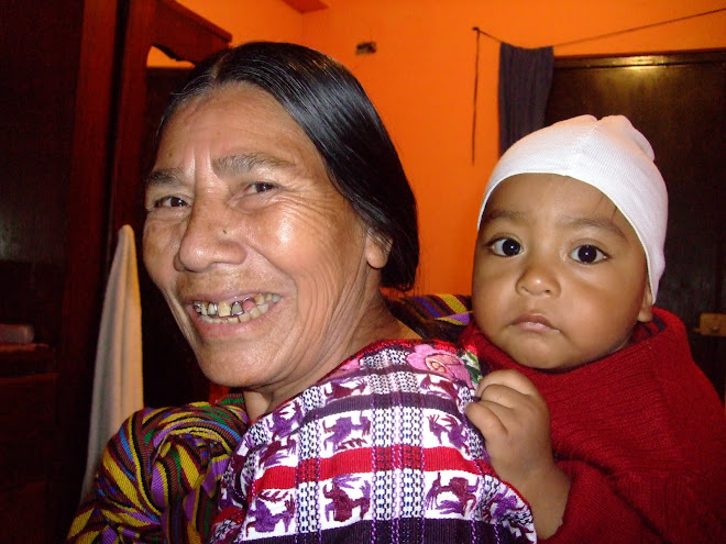 abuela con su nieto
