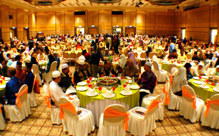 Warna Kehidupan: Sekitar Majlis Iftar Perdana Hidayah Centre di Dewan
