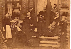 6.014.Lovise Christine Ipsen t.h. i stol foran sin søn Bertel ved hus på Frederikssundsvej 1888