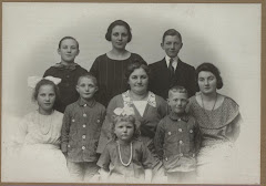 Hylleborg med alle deres børn, sommer 1923.