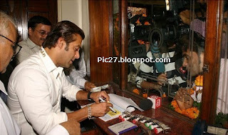 Salman Khan selling tickets for his upcoming film London Dreams