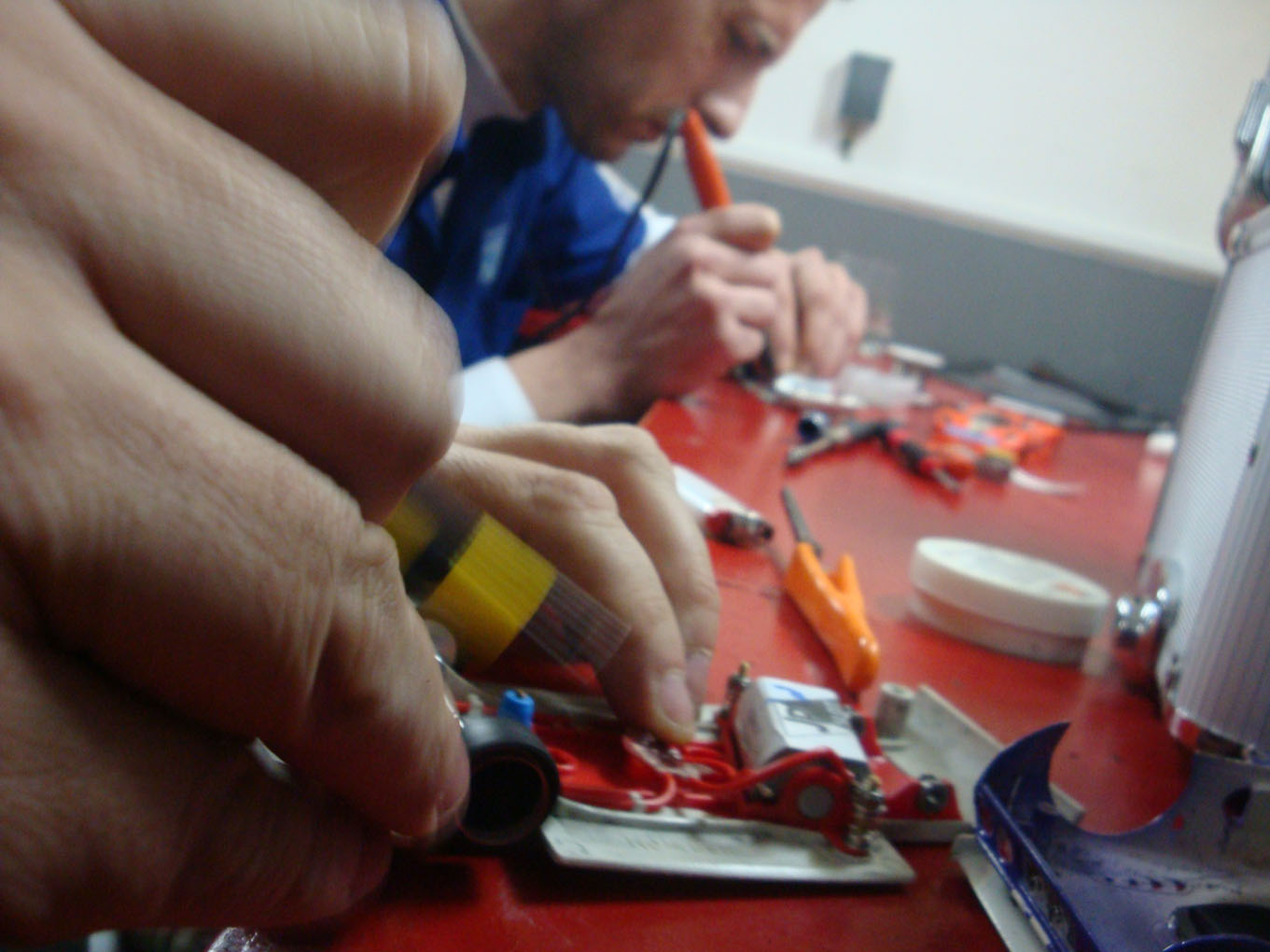 [montando+coches.jpg]