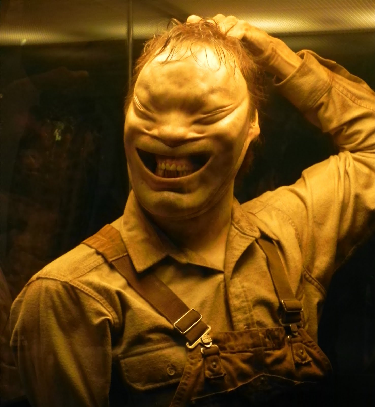 оденется лицо. человек в маске. фотомодели на фоне. психологические маски человека. человек в маске.