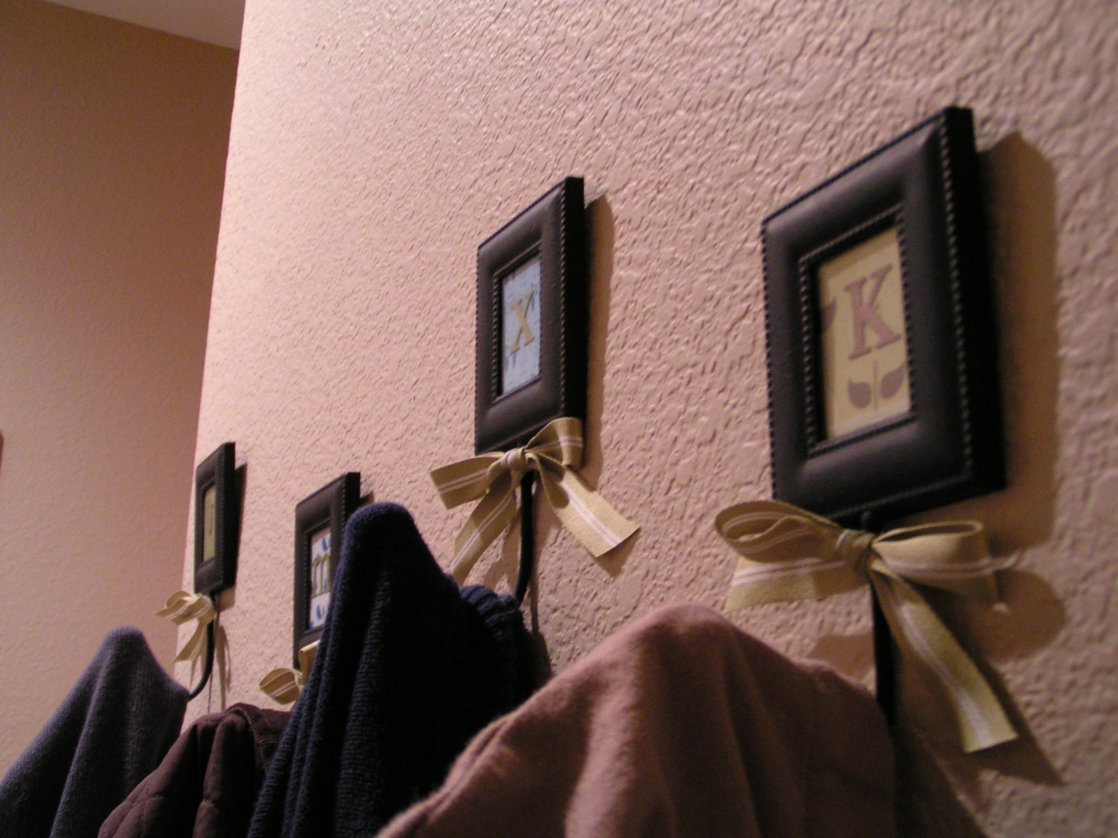 [3-9-09+Coat+Hangers+021.JPG]