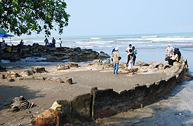 talk less write more...: Keelokan Pantai Air Manis dengan