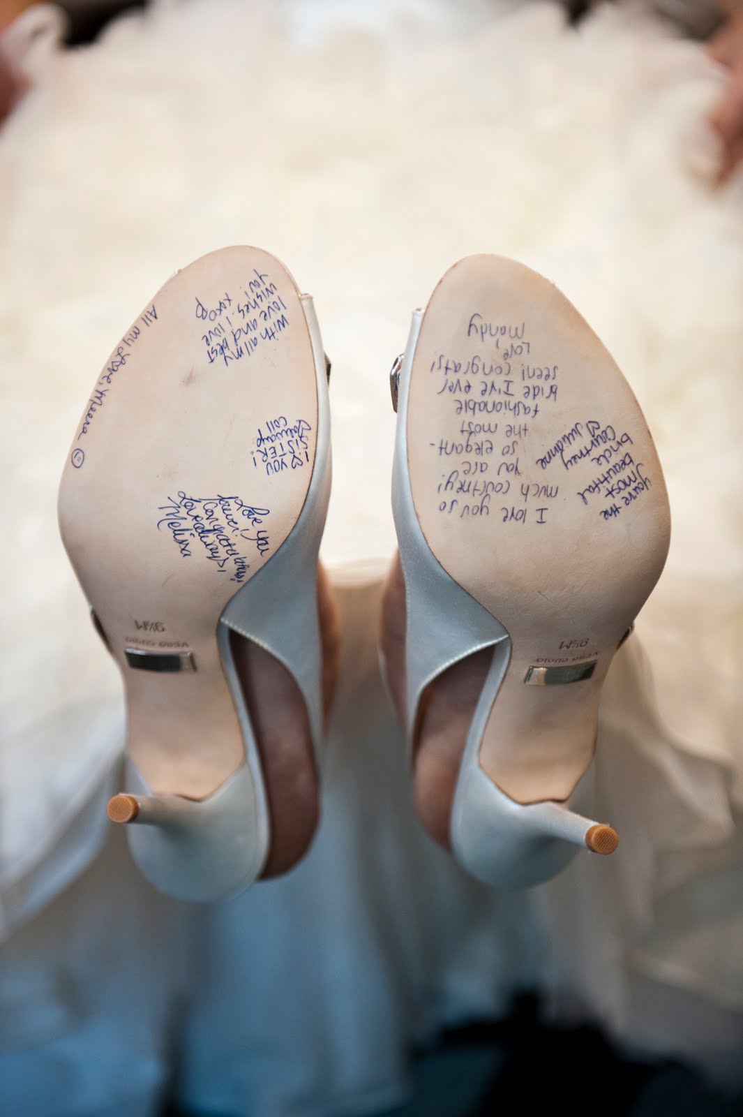 Надписи на подошве. Свадебные туфли. Туфли креативное свадебного. Смешные Свадебные туфли. Надписи на свадебных туфлях.