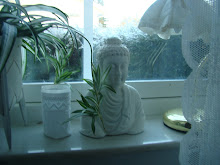 Buddha i sovrumsfönstret