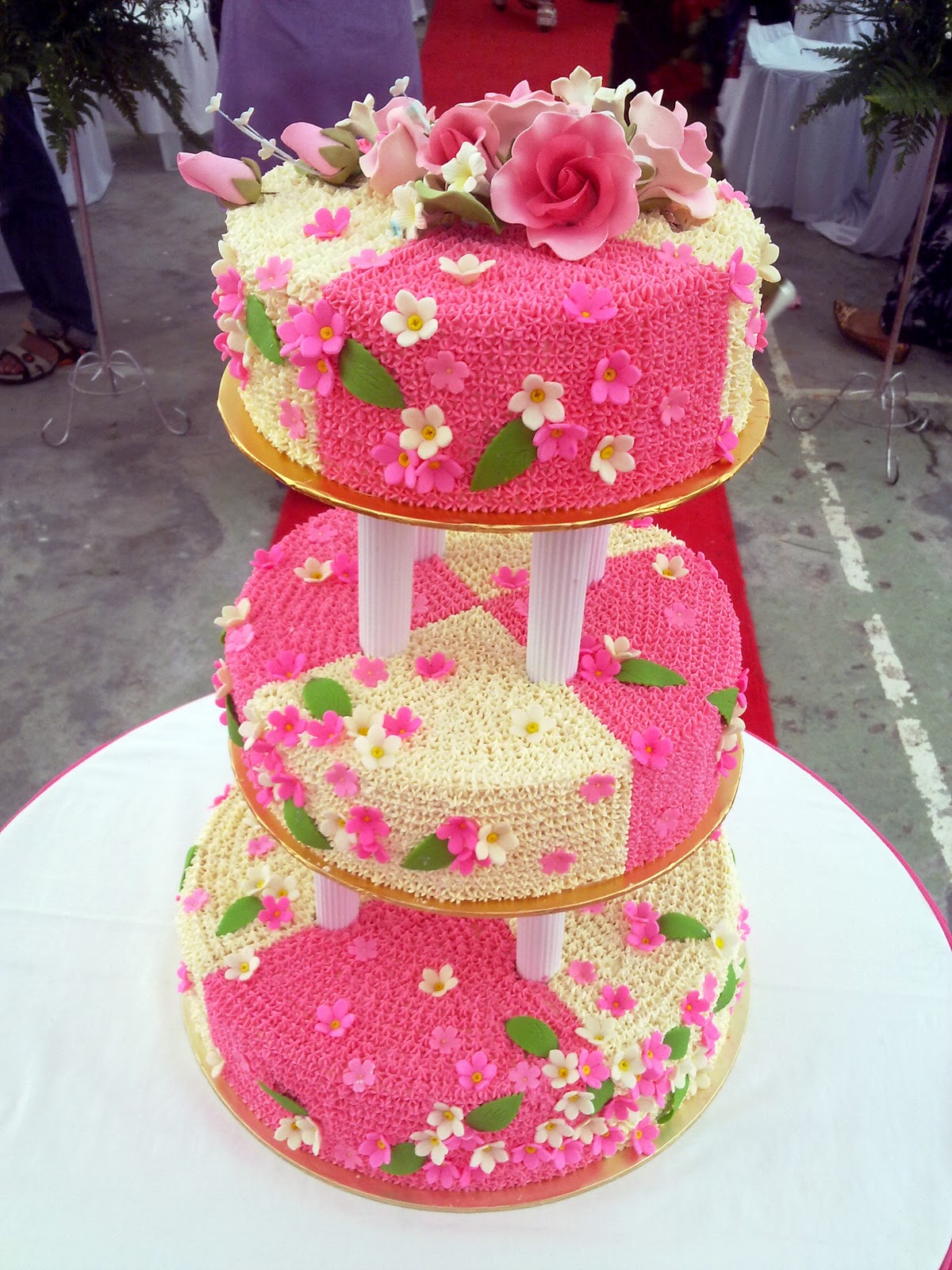 wedding cakes tema pink/putih ;) MY CUP CAKES FANTASY