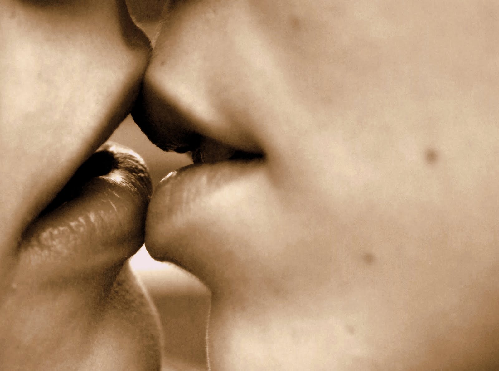 Нежный губы хочу. Нежный поцелуй. Нежный поцелуй в губы. Сладкий поцелуй. Поцелуй с языком.