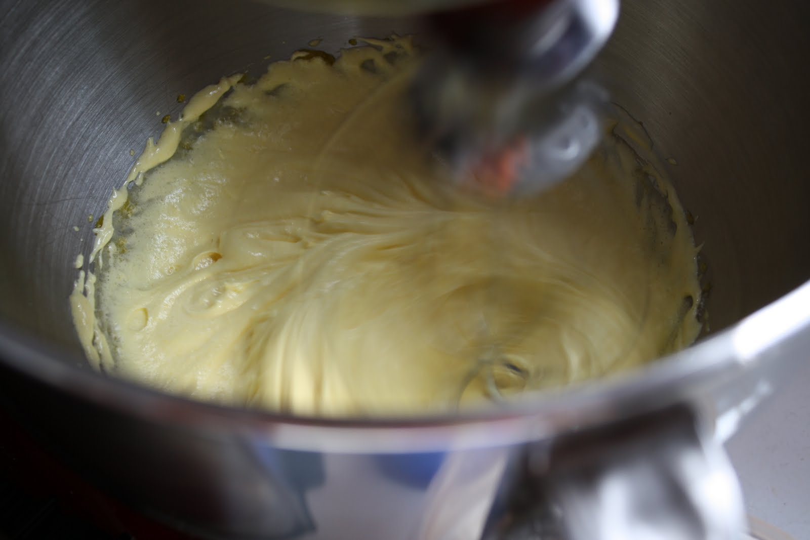 Заварной крем классический рецепт пошаговый фото. Заварной крем для торта классический для бисквита. Приготовление бисквитного торта с заварным кремом. Крем заварной классический для бисквитного торта.