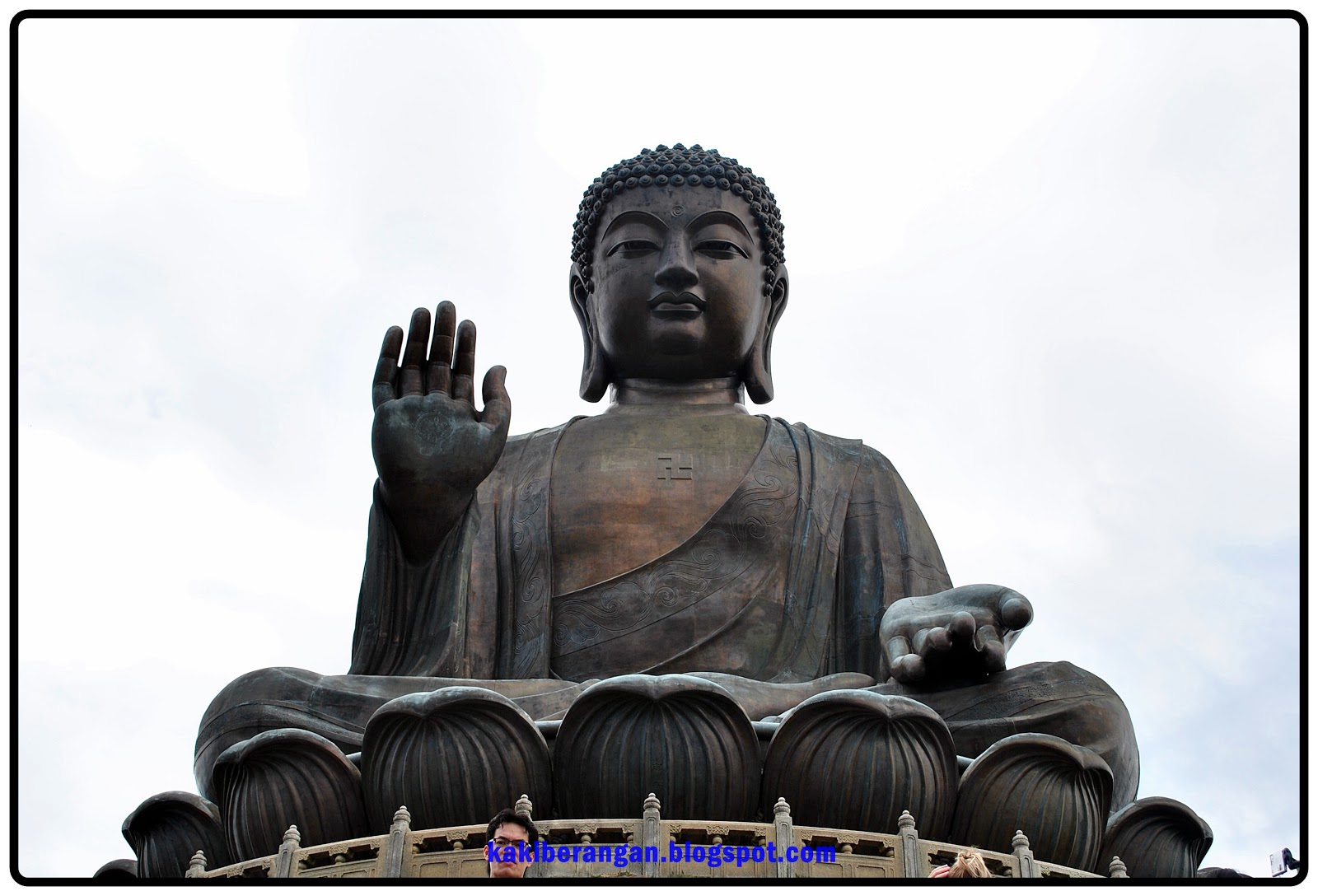 репродукции будда. современный будда. тибетские монахи. будда на черном фоне. странствующий будда.