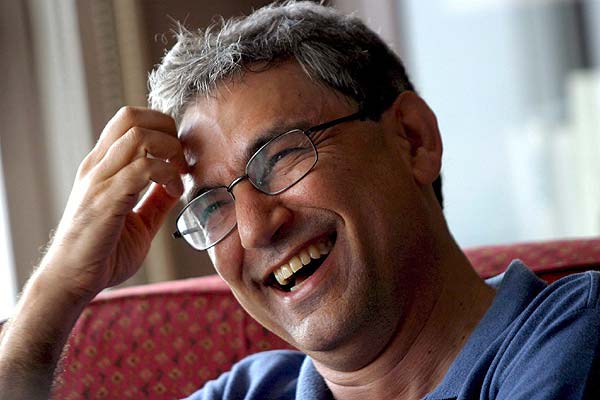 [20061012213602-orhan-pamuk.jpg]