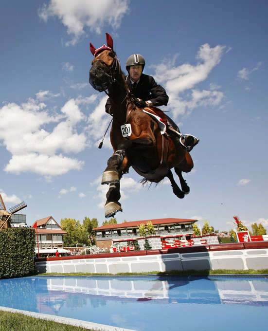 [1225166313q4zpEye.jpg]