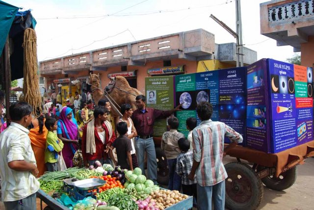 [phoca_thumb_l_Astronomy-in-VegetableMarket.JPG]