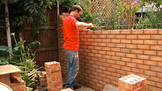 التصميم الذكي ينفي وجود الله How-to-build-a-brick-wall-2