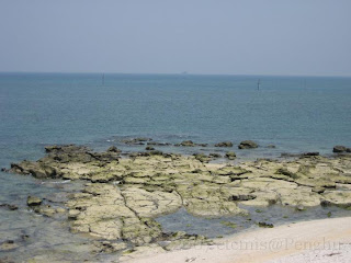 菓葉漁權島-查埔嶼(查坡嶼), 在兩單中間遠方處的小島