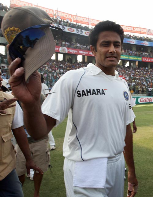 [Anil+Kumble+takes+the+applause+as+he+walks+off+the+ground.jpg]