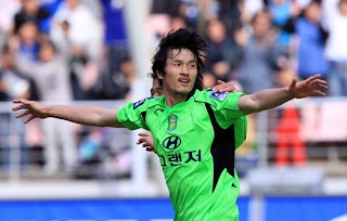 Cho Jae-jin celebrates