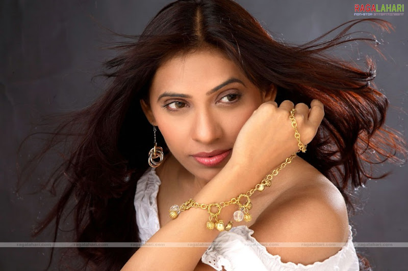 South Indian Cinema Actress: Telugu Actress Deepmala Parmar Hot Clevage ...