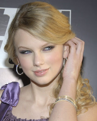 taylor swift curly hairstyles. A good hairstyle choice for