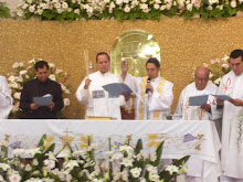 + Monseñor Victor dando la bendición al final de la reunión Ecumenica.