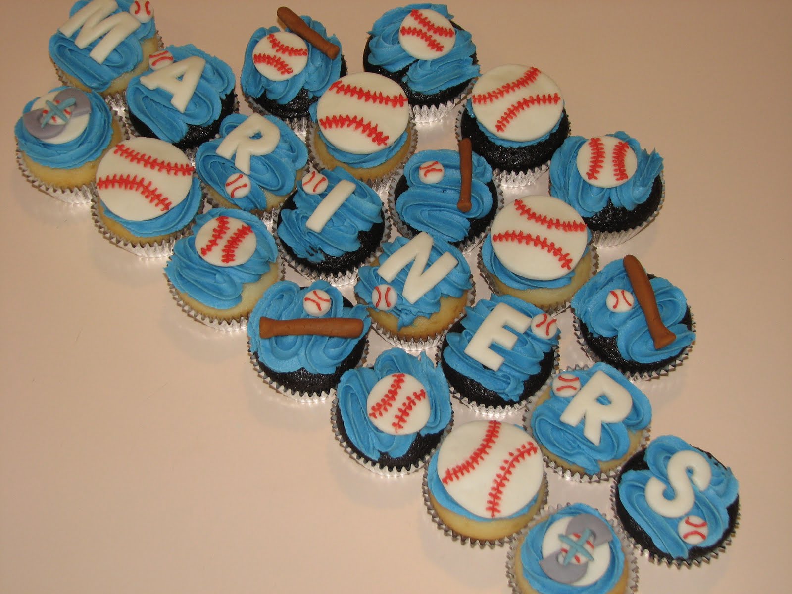 Gotta Love the Cupcakes: Little League Mariners Cupcakes
