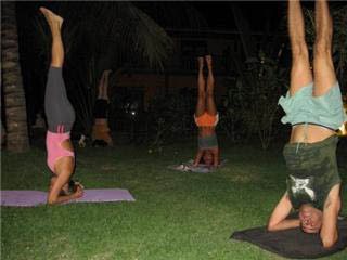 alunos praticando yoga