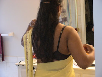 Aunty REmoving bra in saree