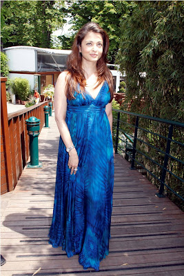 Aishwarya Rai showing boobs  in Long  blue skirt at French Open 2010 2