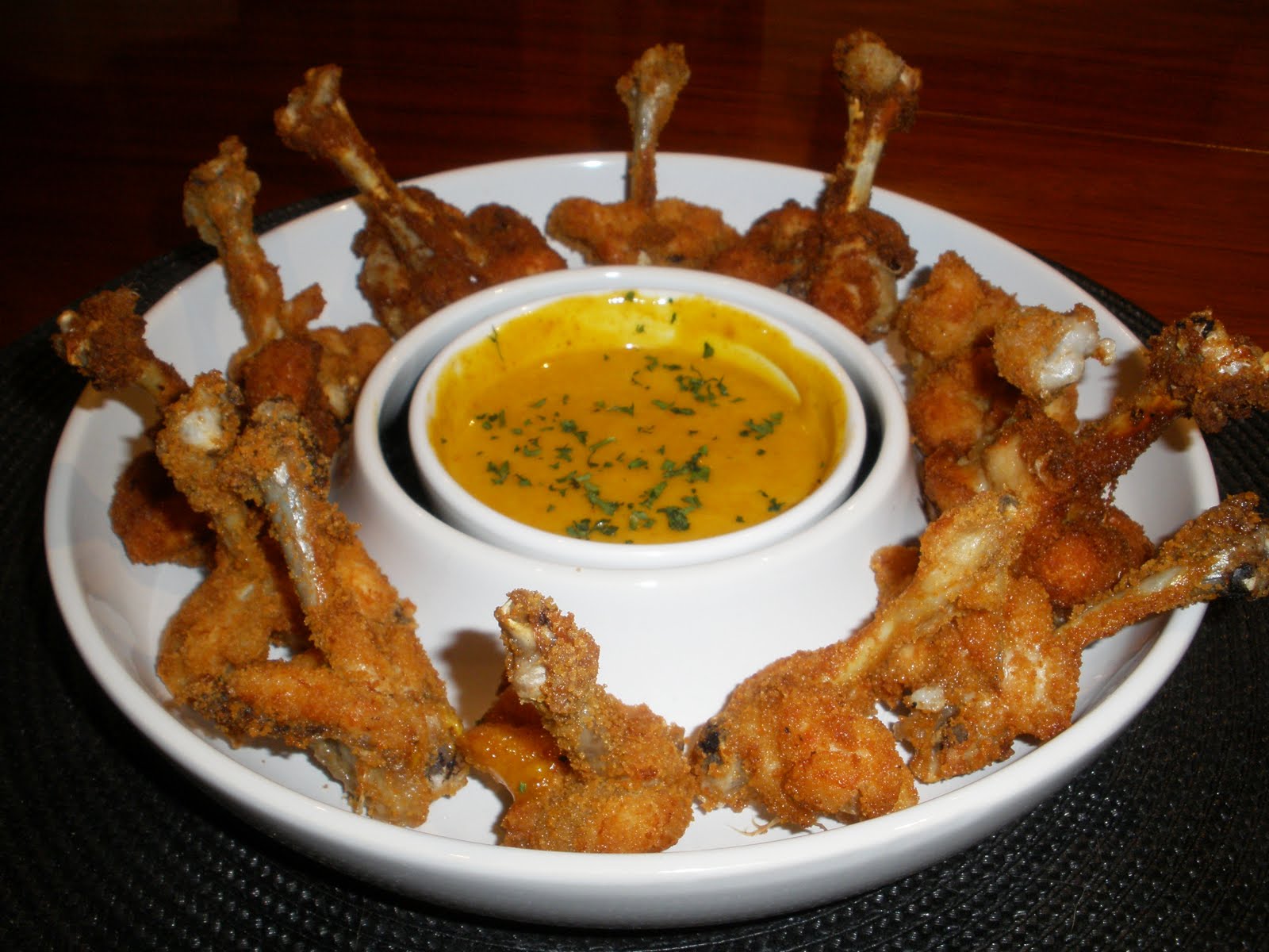 LA LOCA COCINA: CHUPA CHUPS DE POLLO CON SALSA DE CURCUMA Y MIEL
