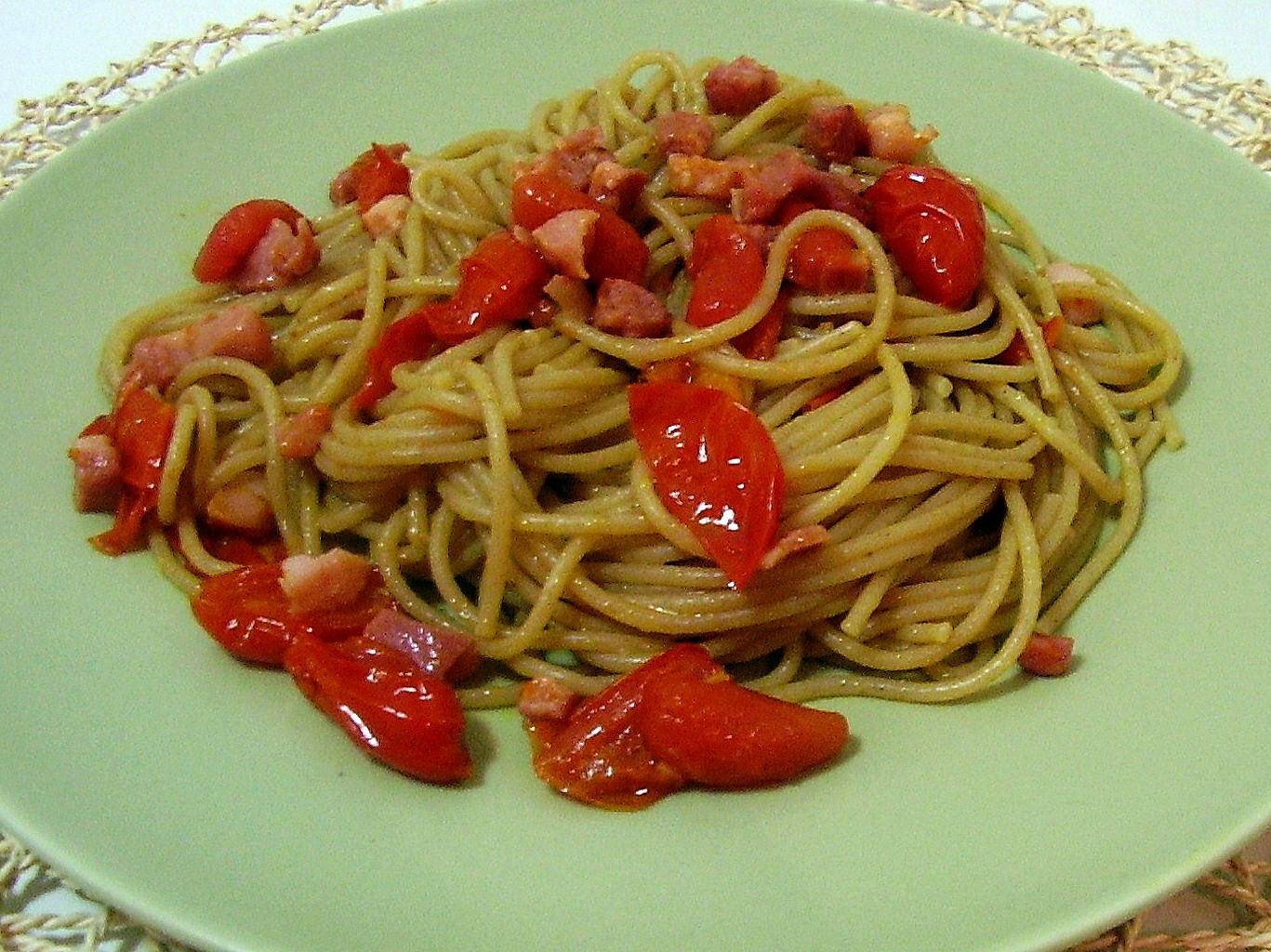 sapori e consistenze Spaghetti integrali con pancetta e pomodori datterini