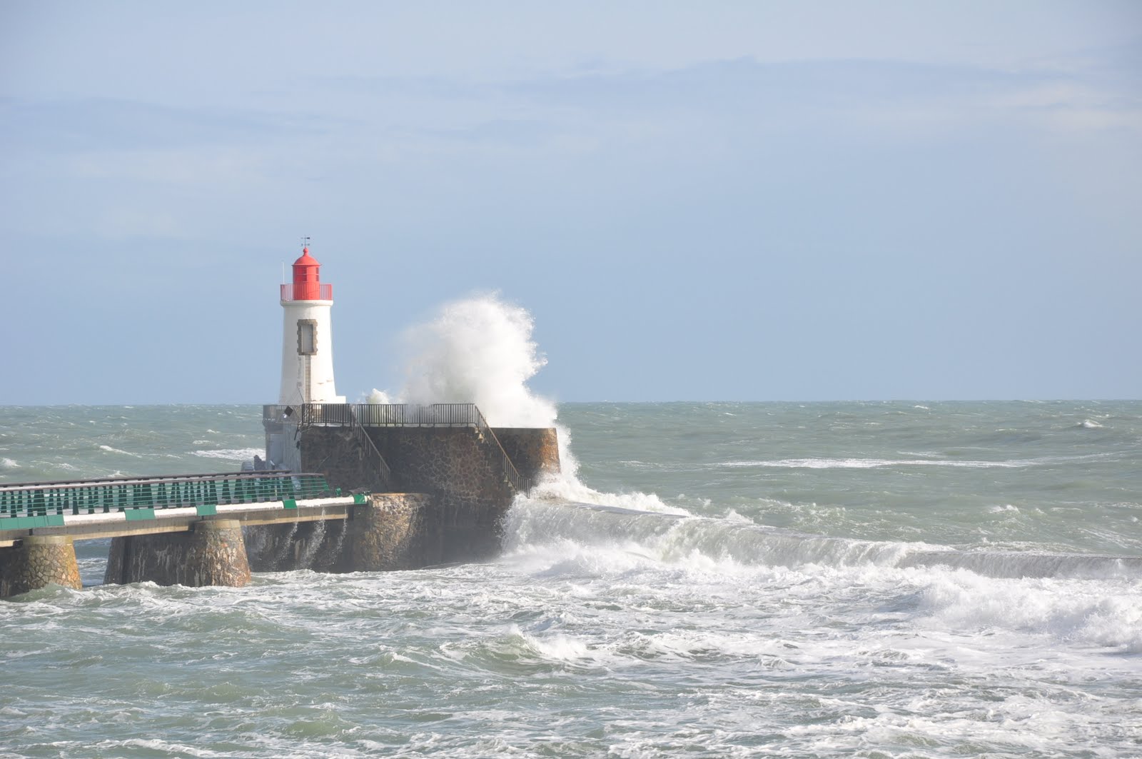 Le Phare de la grande jetée des SABLES d'OLONNE au moment de la marée d'équinoxe Nature et