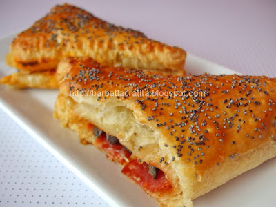 Trigoane cu măsline şi caşcaval