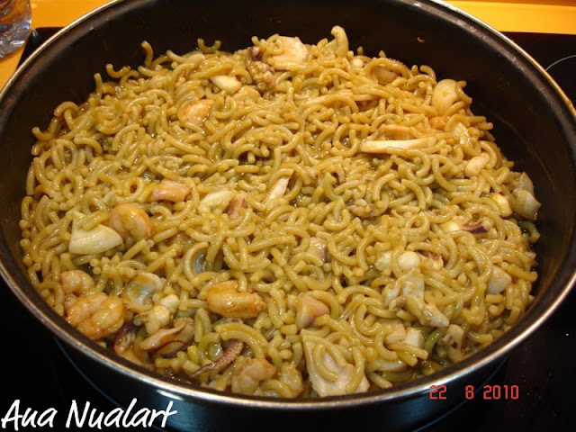  FIDEUÀ CON GAMBAS, SEPIA Y CALAMAR 