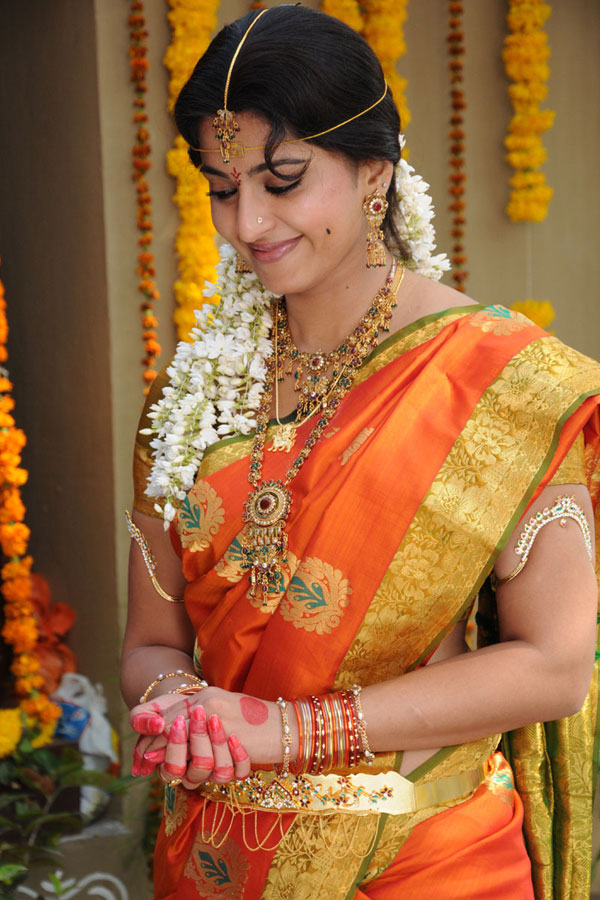 Anushka Shetty Cute Saree Photos, Images | Bollymira