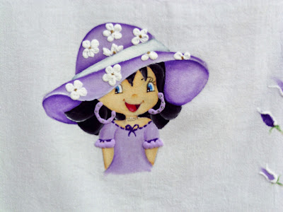 boneca pintada Moranguinho com chapéu lilás para colocar saia de croche
