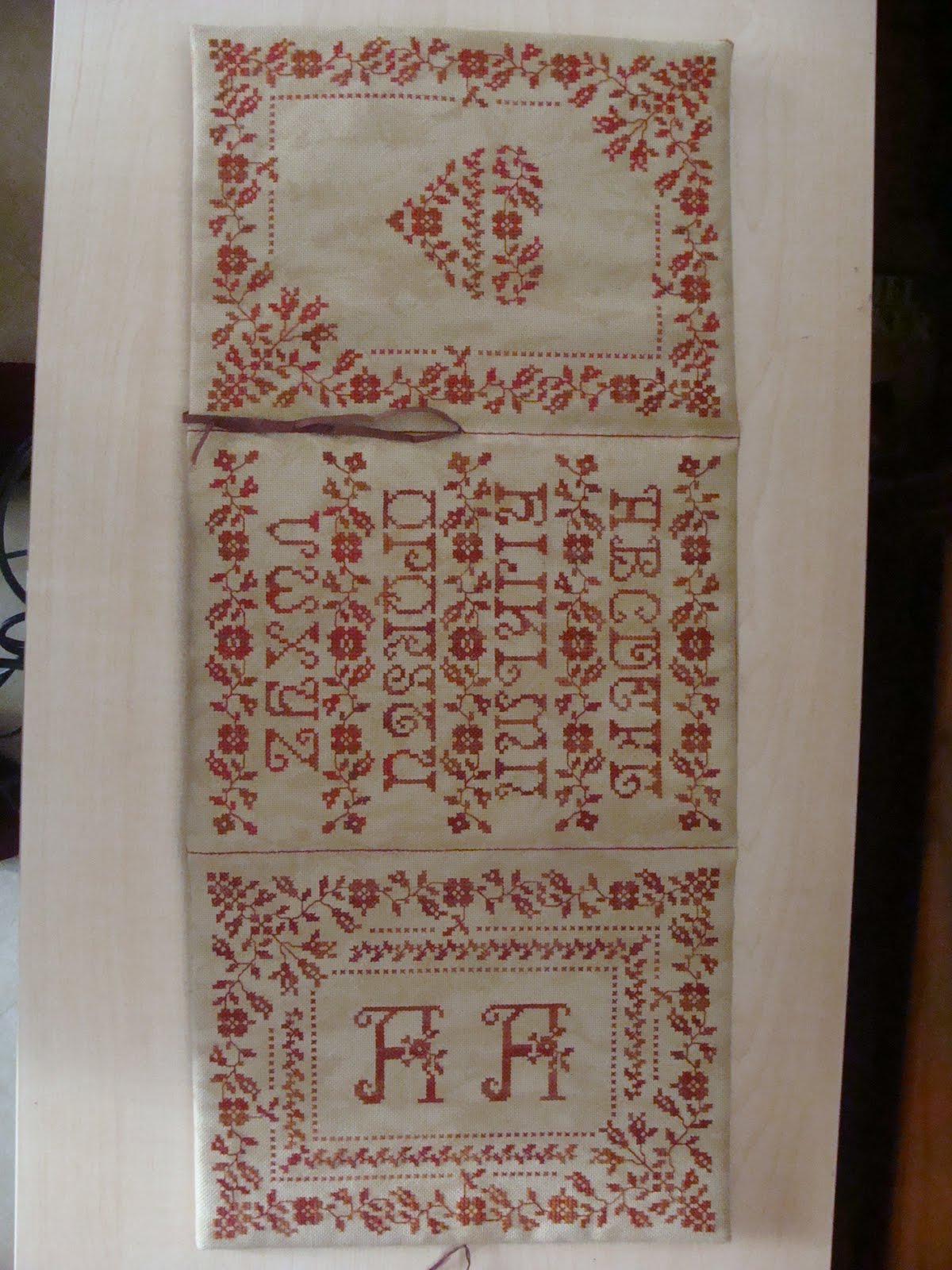 [Trousse+brodeuse+extérieur.JPG]